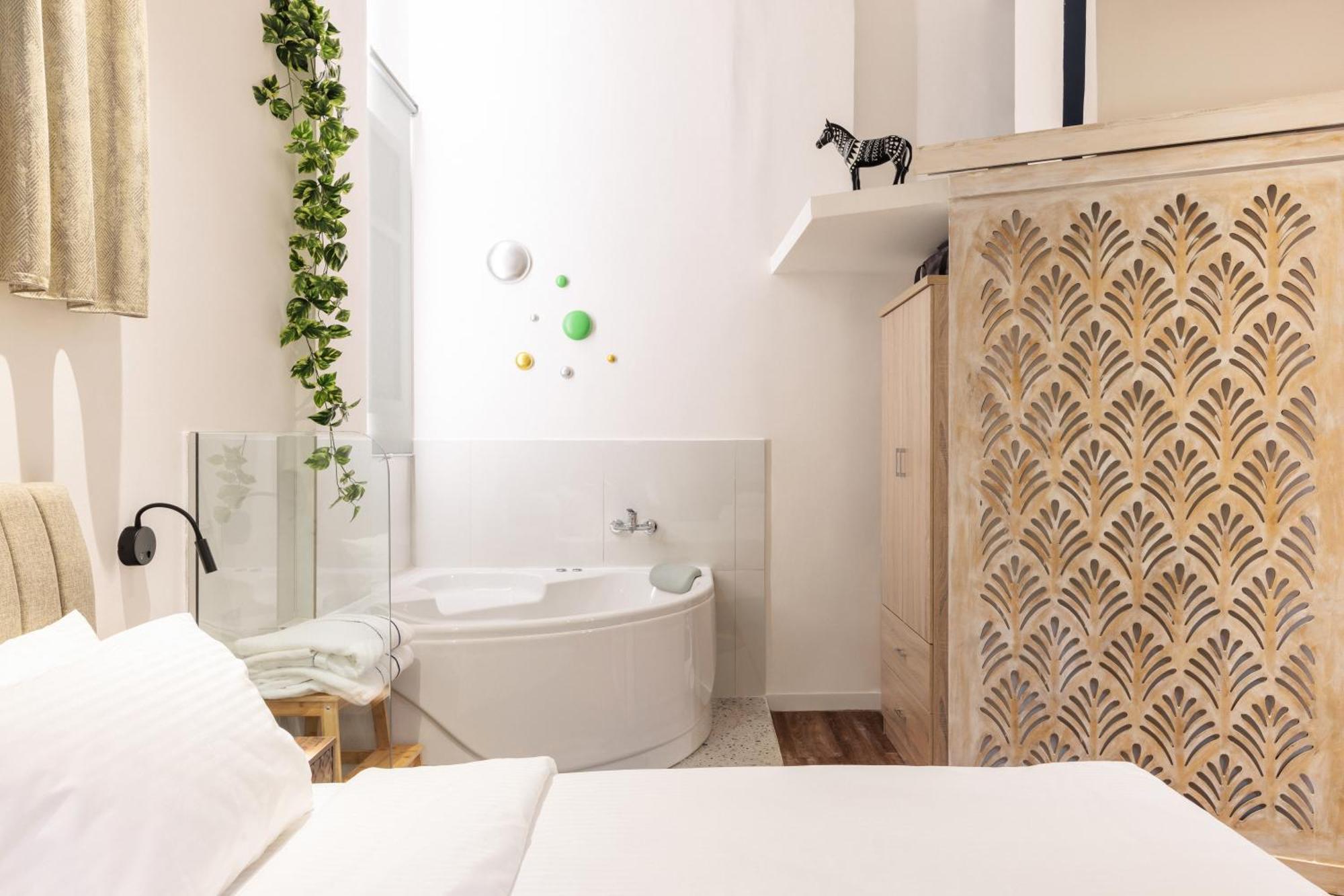 Couple-In Magical Suite With Jacuzzi Thessaloniki Exterior photo