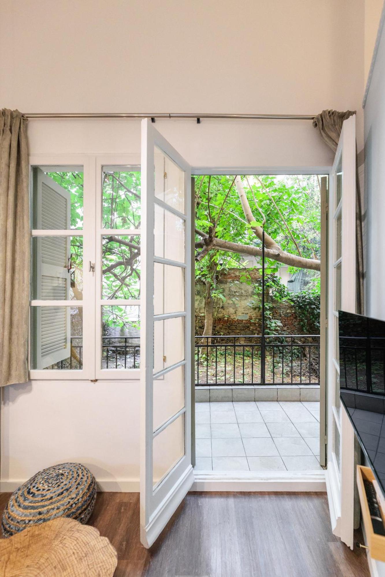 Couple-In Magical Suite With Jacuzzi Thessaloniki Exterior photo